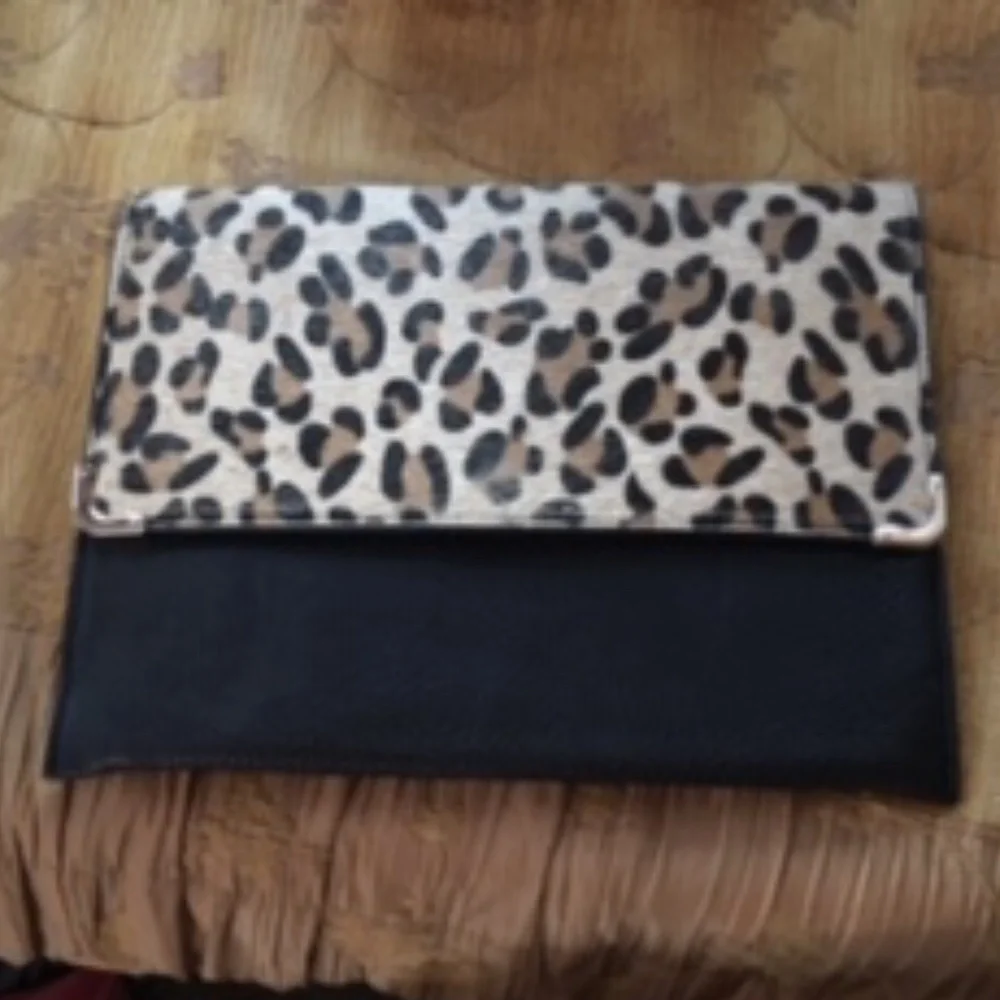 BEAUTIFUL LEOPARD AND BLACK CLUTCH EXCELLENT CONDITION - Picture 1 of 6